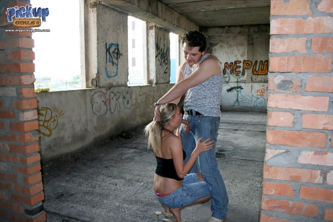 Rubia tímida se limpia los pechos después de un polvo loco
 #78573383