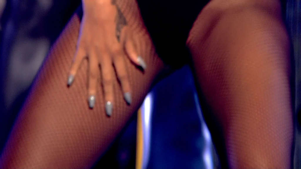 Rihanna in Netzstrümpfen und sexy Outfit auf der Bühne
 #75368511