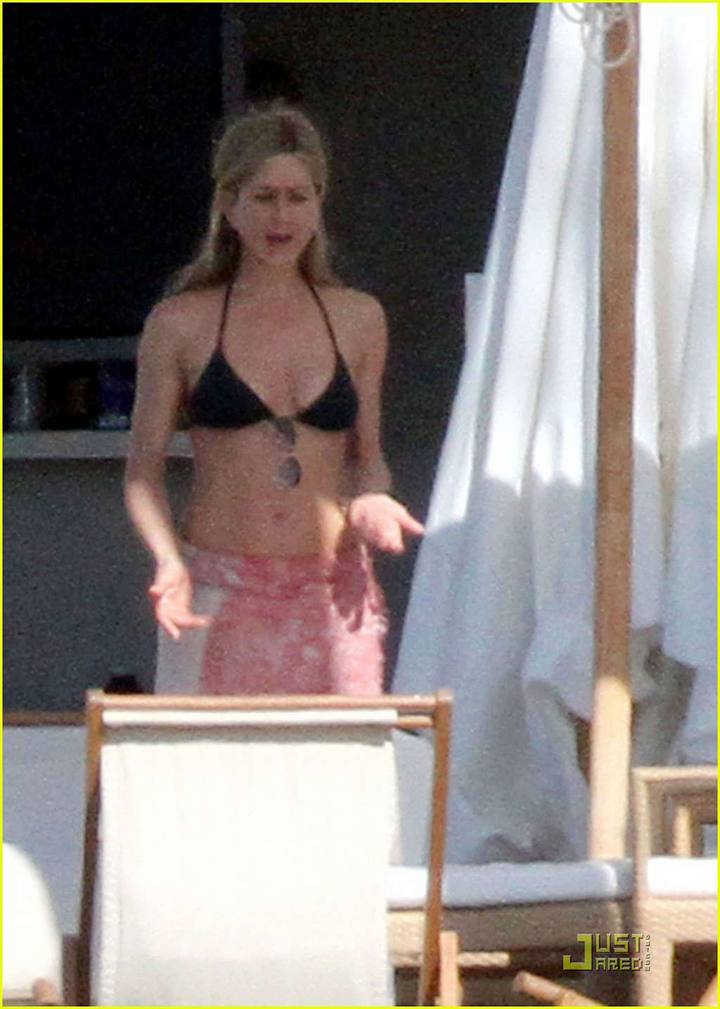 Jennifer aniston exponiendo su cuerpo sexy y su culo caliente en bikini negro
 #75325160
