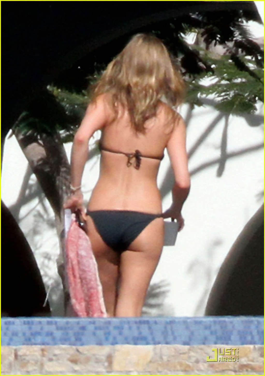 Jennifer aniston che espone il suo cazzo di corpo sexy e culo caldo in bikini nero
 #75325173