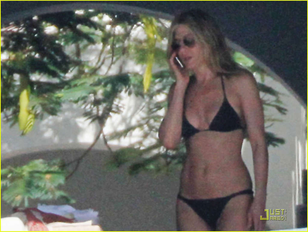 Jennifer aniston che espone il suo cazzo di corpo sexy e culo caldo in bikini nero
 #75325176