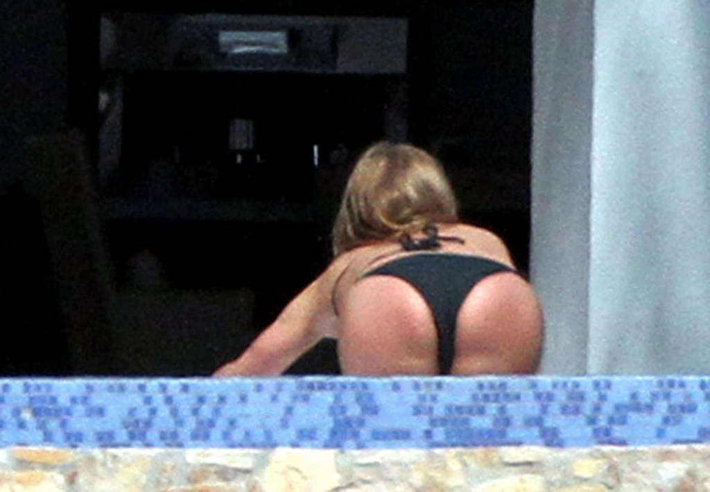 Jennifer aniston exposant son corps sexy et son cul chaud en bikini noir
 #75325188