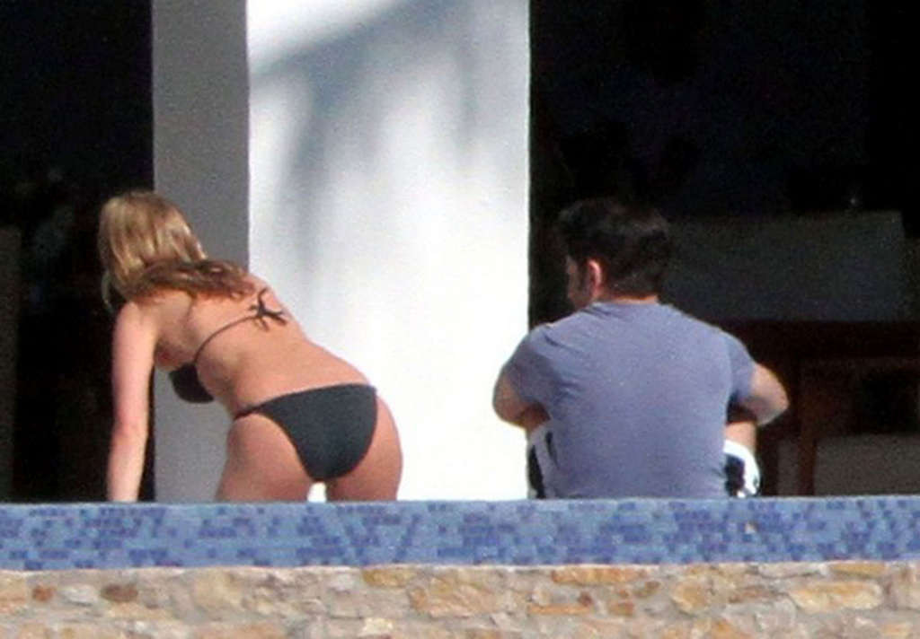 Jennifer aniston exposant son corps sexy et son cul chaud en bikini noir
 #75325192