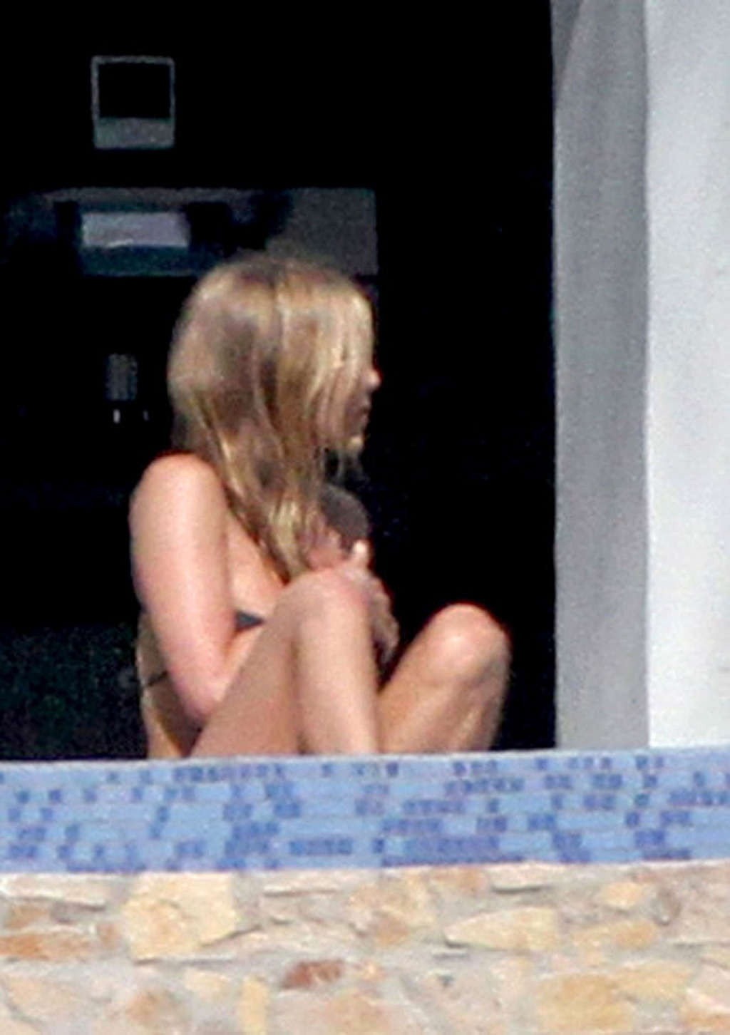 Jennifer aniston exposant son corps sexy et son cul chaud en bikini noir
 #75325195