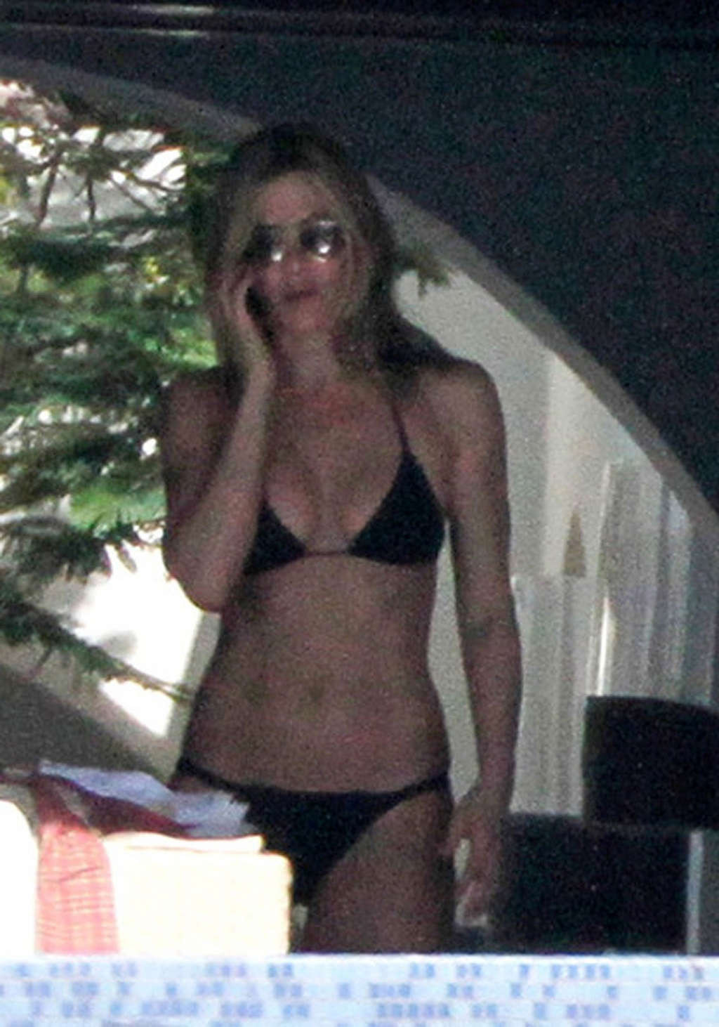 Jennifer aniston exposant son corps sexy et son cul chaud en bikini noir
 #75325210