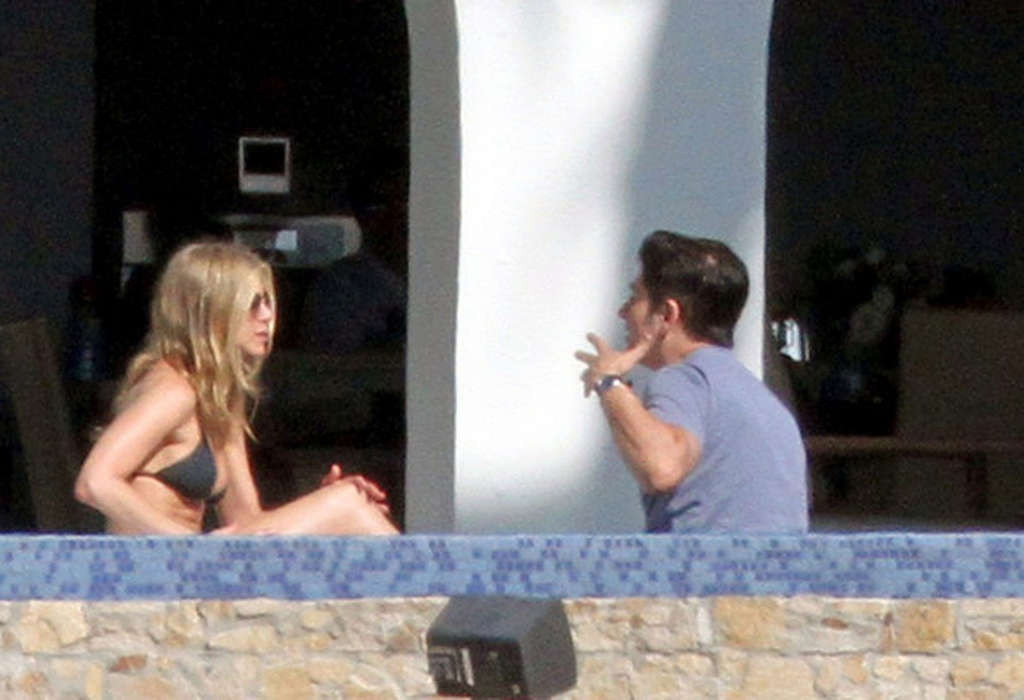 Jennifer aniston exposant son corps sexy et son cul chaud en bikini noir
 #75325215