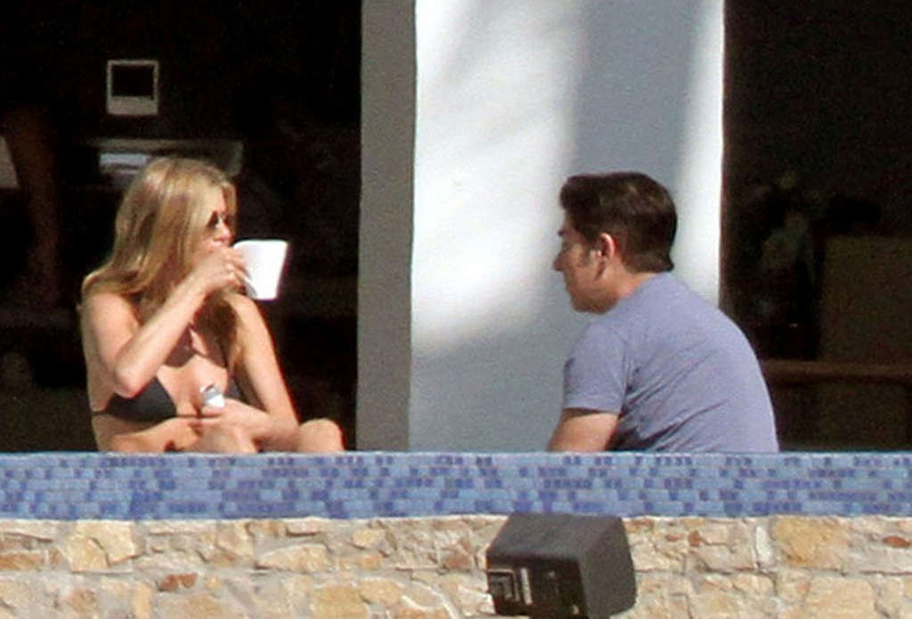 Jennifer aniston exposant son corps sexy et son cul chaud en bikini noir
 #75325219