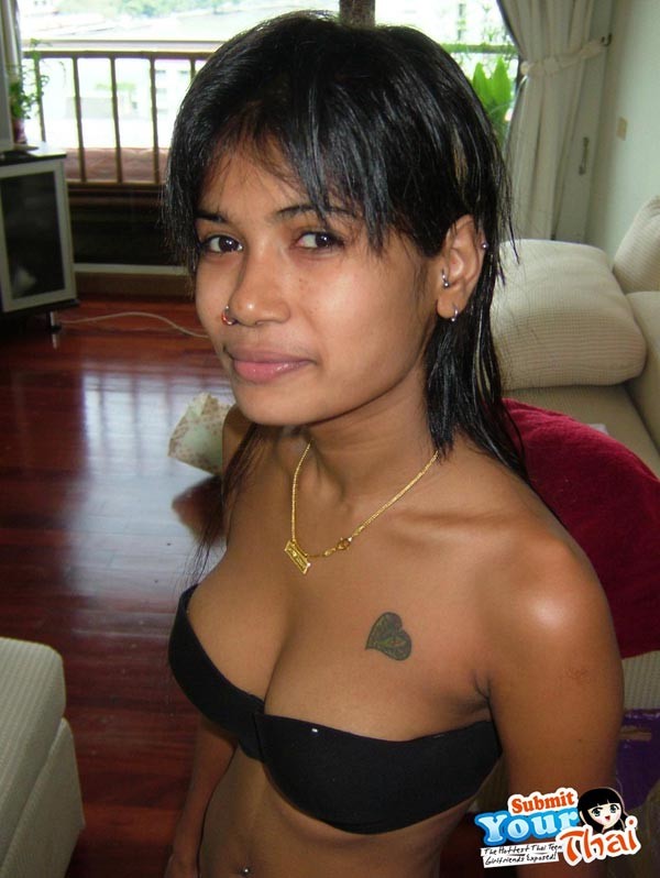 Une fille thaïlandaise montre son corps incroyable et suce une bite.
 #67090688