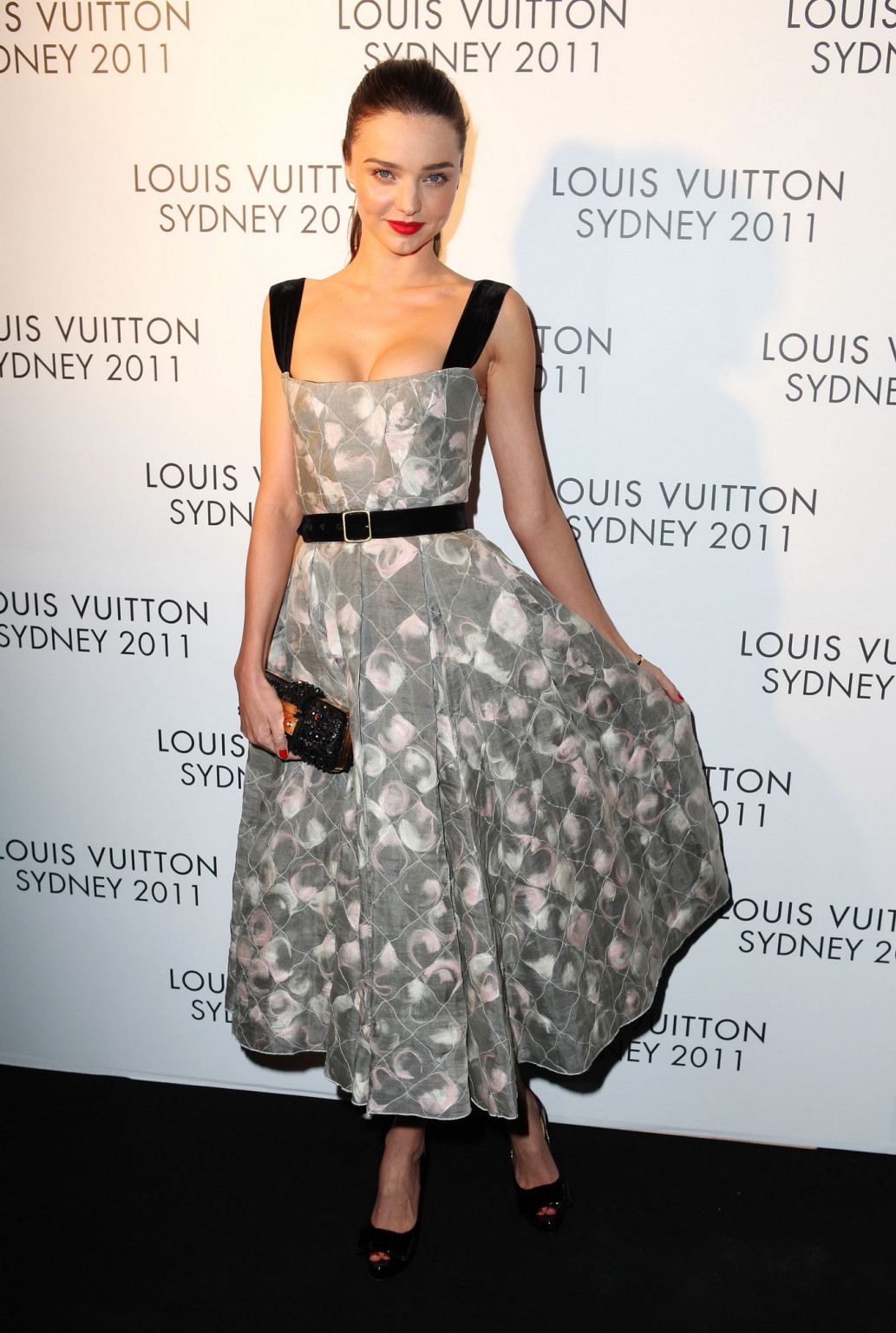 Miranda kerr en robe décolletée lors de la réception de la maison Louis Vuitton à Sy.
 #75279786