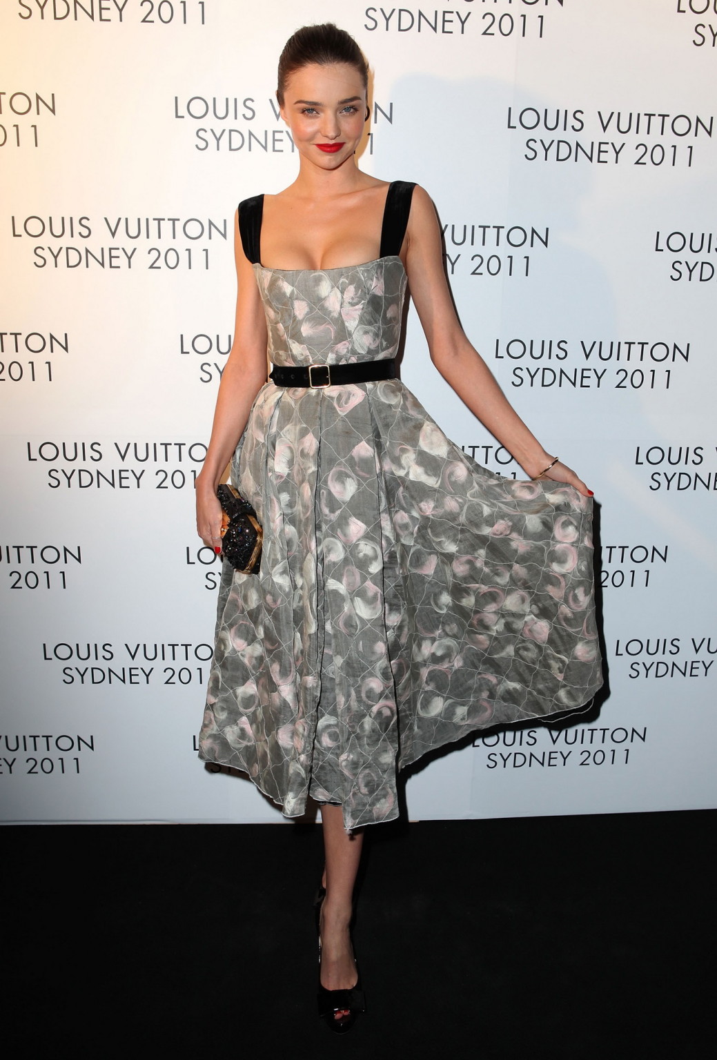 Miranda kerr en robe décolletée lors de la réception de la maison Louis Vuitton à Sy.
 #75279787