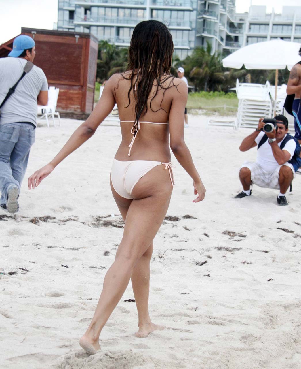 Ciara che espone il suo cazzo di corpo sexy e culo caldo in bikini sulla spiaggia
 #75295692
