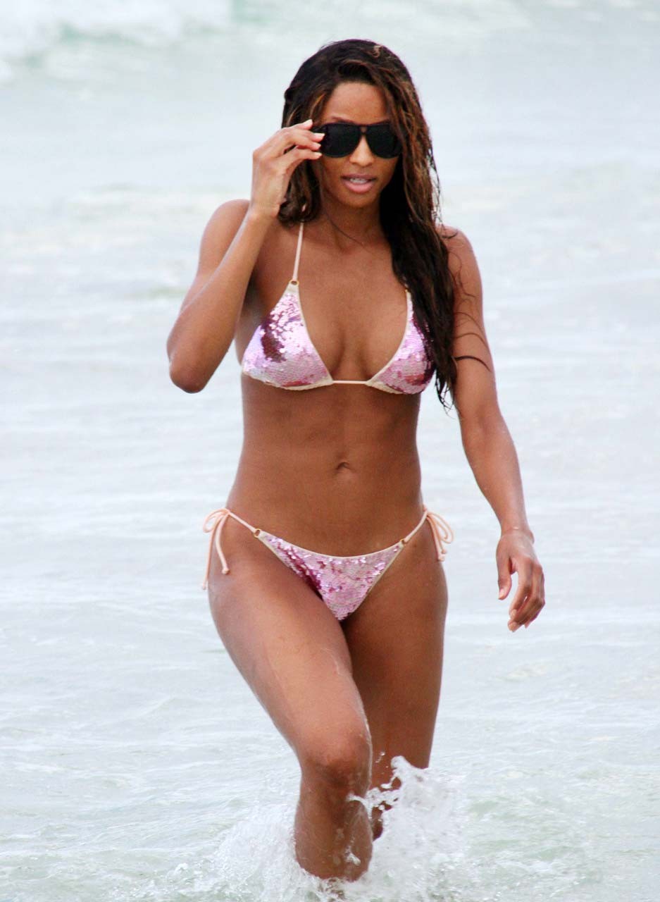 Ciara che espone il suo cazzo di corpo sexy e culo caldo in bikini sulla spiaggia
 #75295728