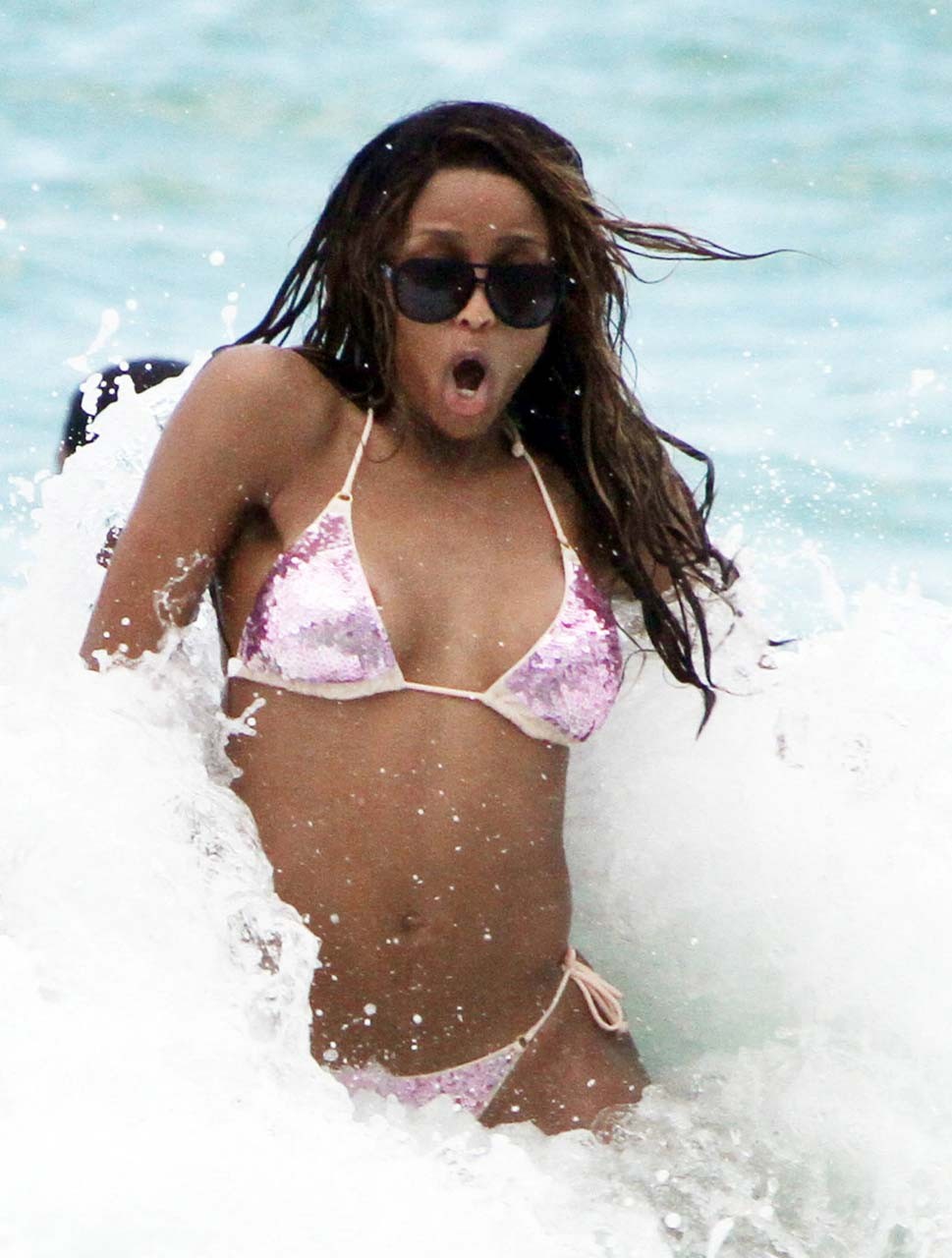 Ciara che espone il suo cazzo di corpo sexy e culo caldo in bikini sulla spiaggia
 #75295778