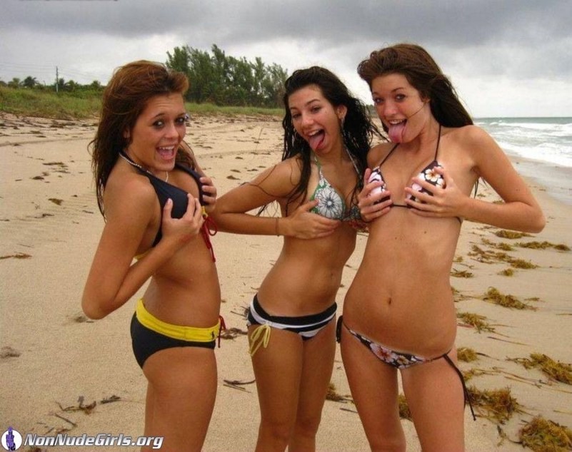 Vollbusige Freundinnen posieren verführerisch für heiße Nacktfotos
 #79392473