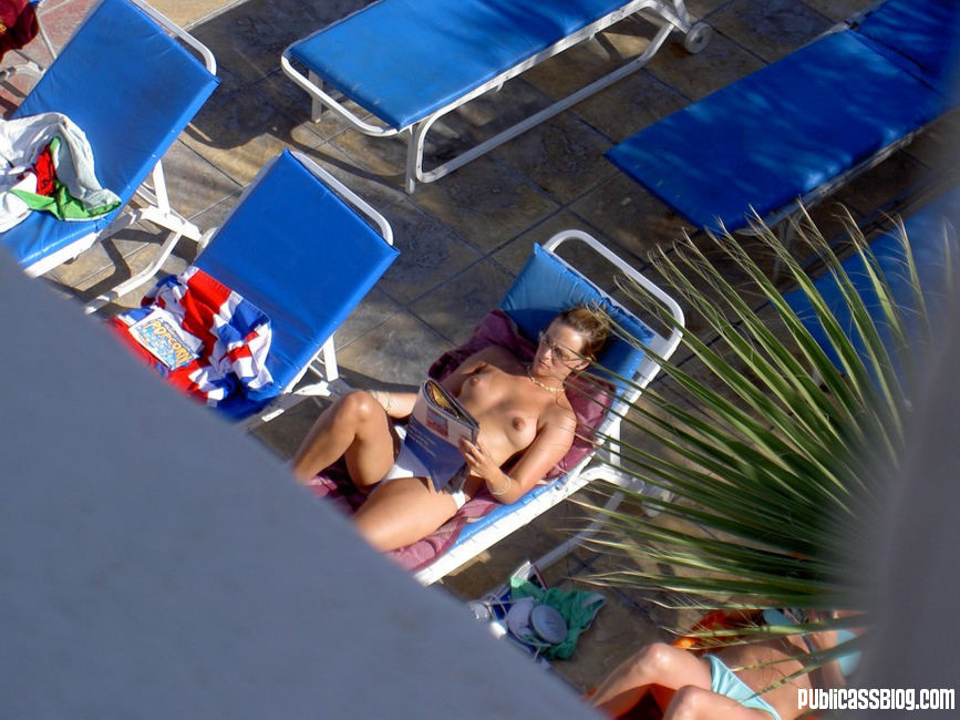 Gfs desnudos están posando y jugando al aire libre
 #67703026