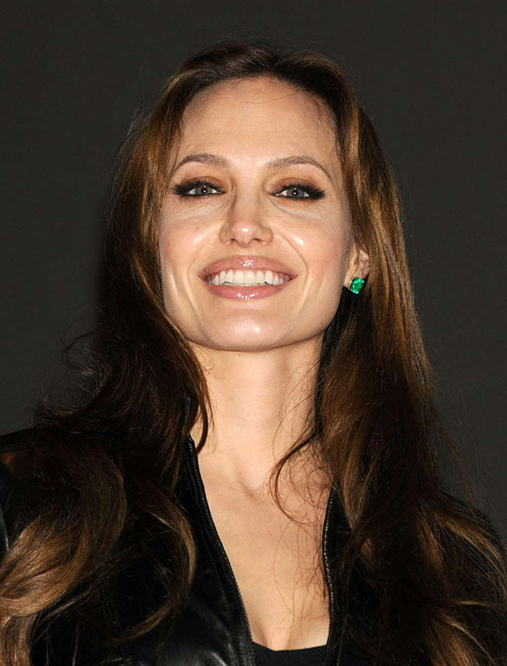 Angelina Jolie che espone il suo corpo sexy del cazzo e tette molto enormi
 #75339907
