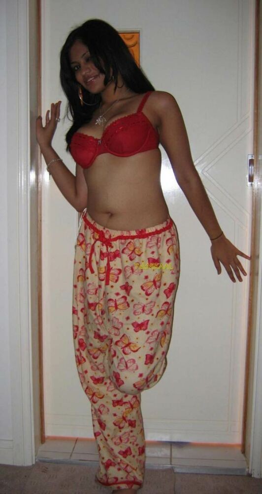 Les vraies jeunes filles indiennes posent et se dénudent dans la galerie 37
 #77764729
