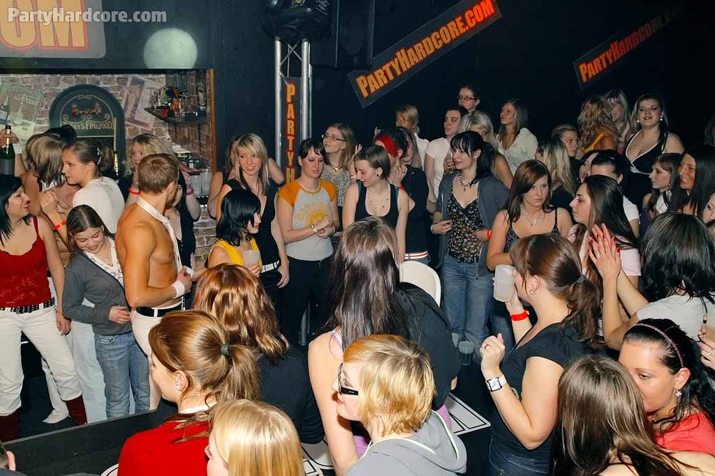 Betrunkene Amateur-Schlampen saugen wie verrückt bei überfüllter Sex-Party
 #74517364