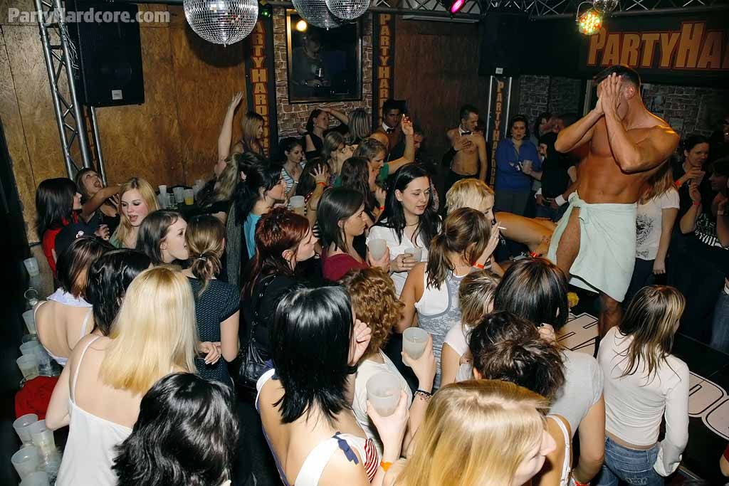 Betrunkene Amateur-Schlampen saugen wie verrückt bei überfüllter Sex-Party
 #74517429