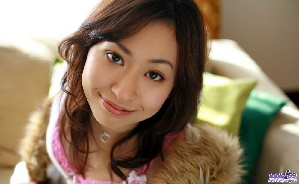 日本のアイドル、吉沢桃が屋外でパンティを見せる
 #69743925