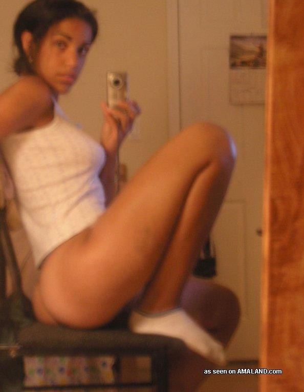 Une nana amateur de sexe féminin posant de manière sexy pendant une séance de camwhoring.
 #73305304