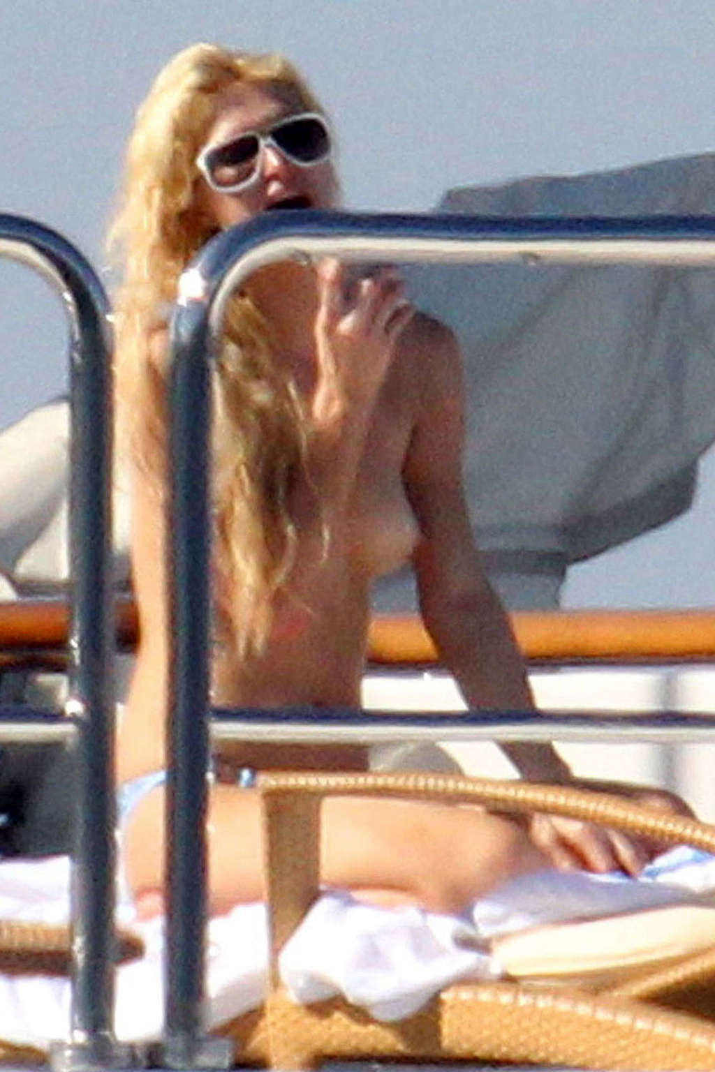 パリス・ヒルトン、ヨットの上でトップレスで日光浴をしながらおっぱいを露出するパパラッチ 
 #75340625