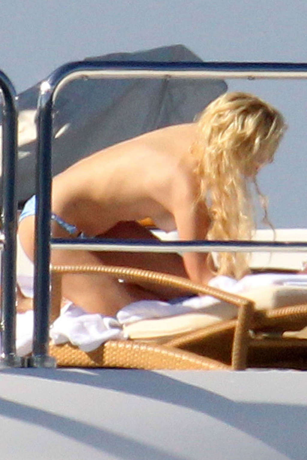 Paris Hilton entblößt ihre schönen Titten beim Sonnenbaden oben ohne auf einer Yacht Paparazzi 
 #75340653