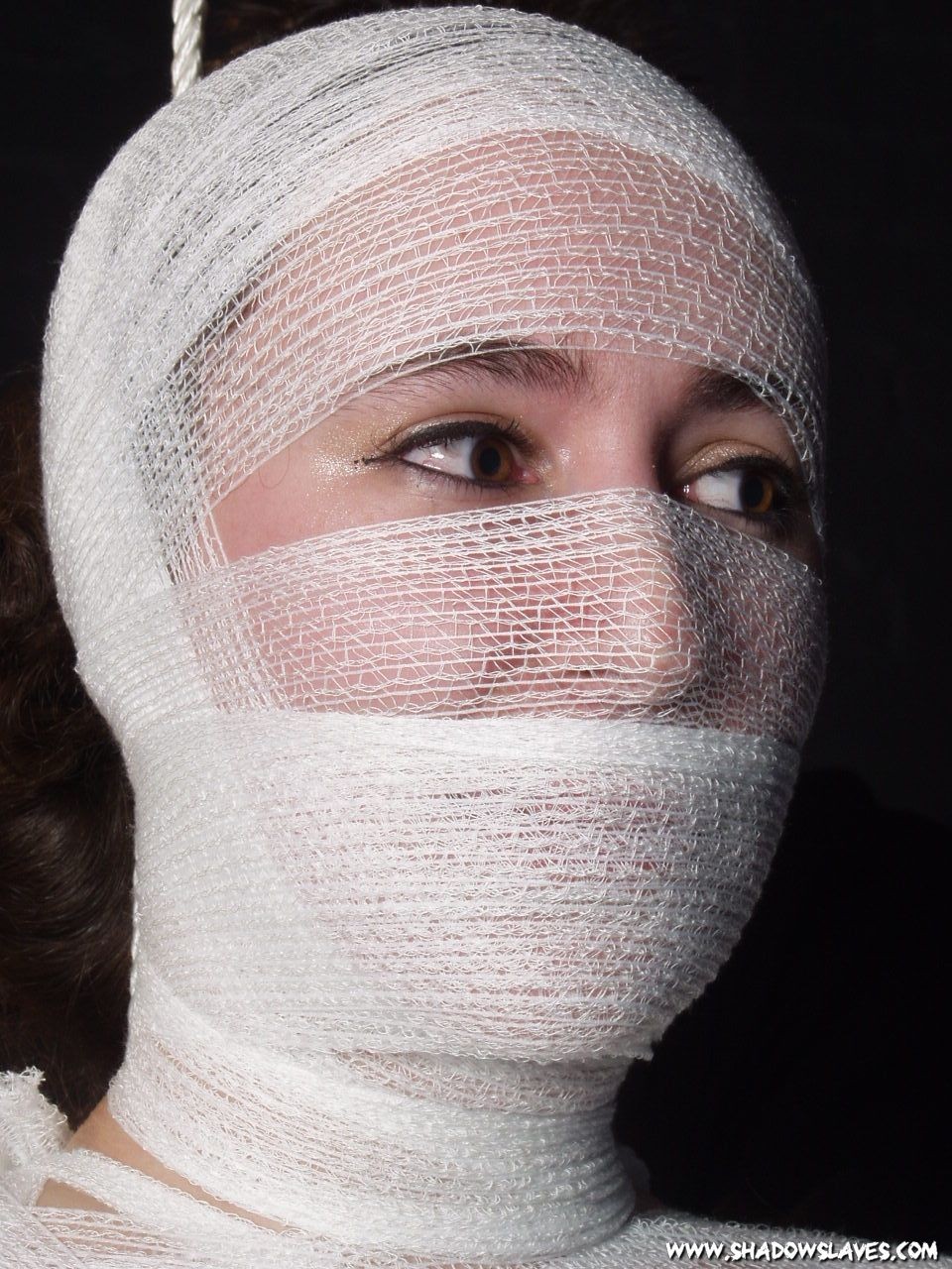 La subbie amateur grassouillette Nimue est attachée avec des bandages de gaze fine.
 #71917814