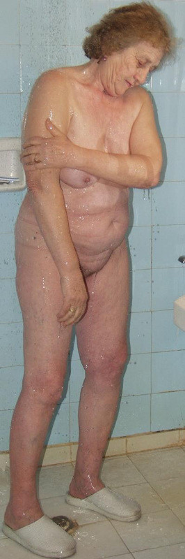 最年長のワイルドなおばあちゃんがおっぱい丸出しで入浴中
 #73250975