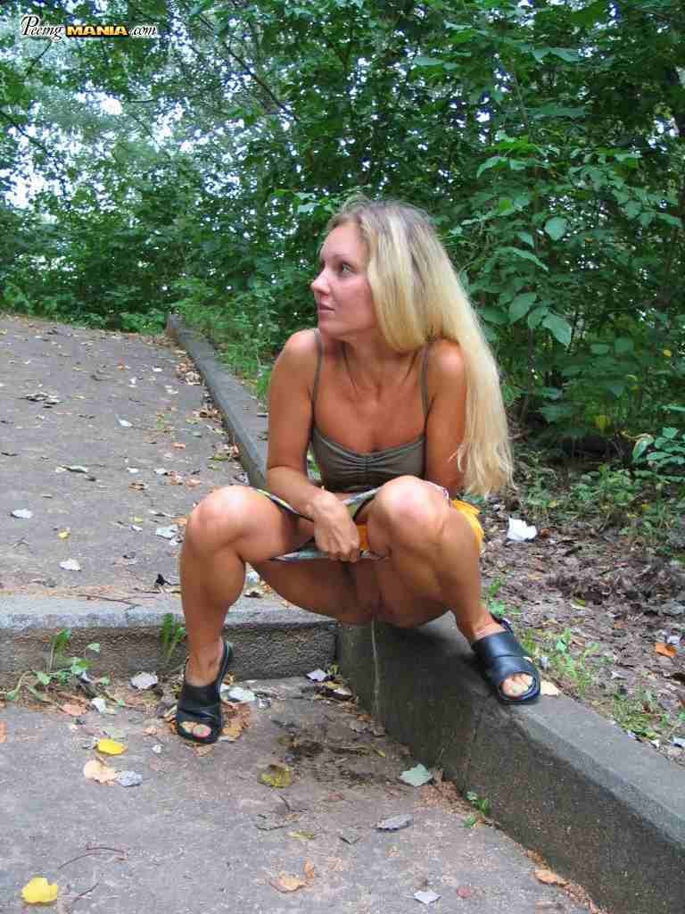 Heiße Blondine pinkelt im Freien
 #73774476