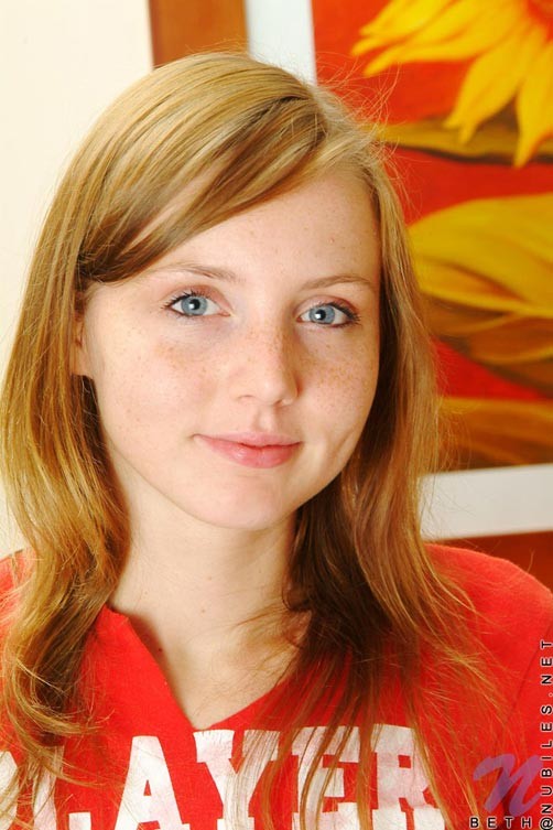 Solch ein hottie beth sitzt auf ihrer Couch und erinnert sich an ihre süßen Süßigkeiten, an denen sie gesaugt hat
 #71429669