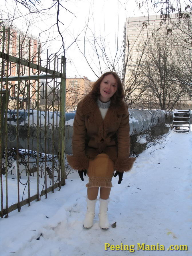 Daring chick pulls down her pantyhose and does a piss in wintertime #76571730