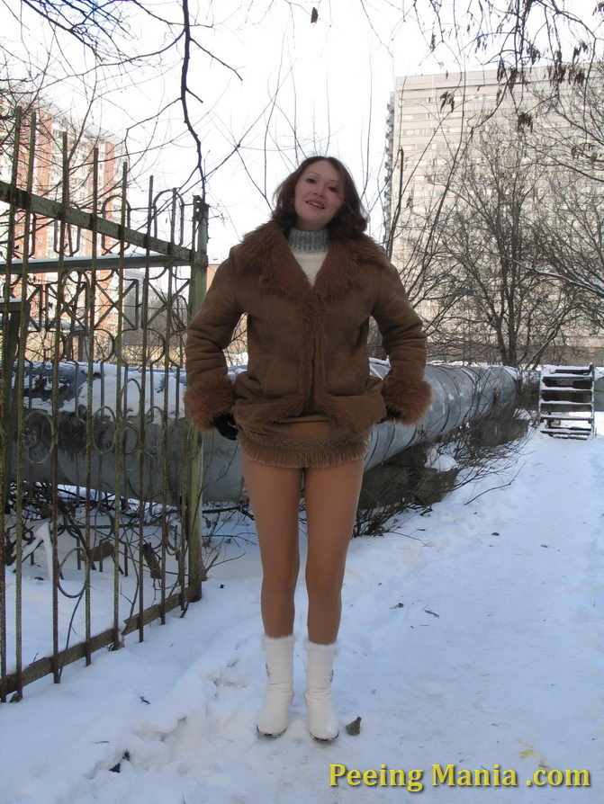 Daring chick pulls down her pantyhose and does a piss in wintertime #76571734