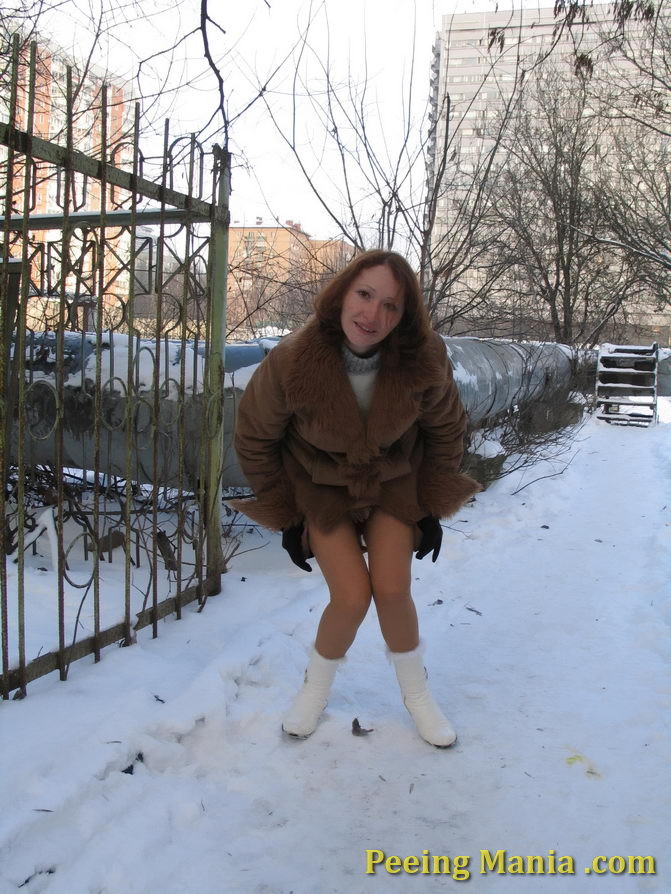 Daring chick pulls down her pantyhose and does a piss in wintertime #76571746