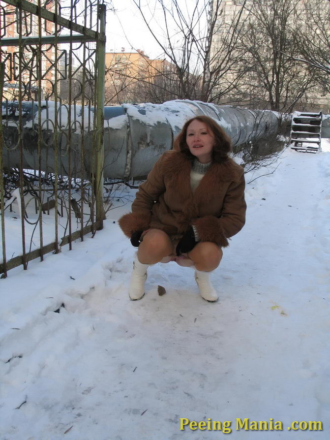 Daring chick pulls down her pantyhose and does a piss in wintertime #76571756
