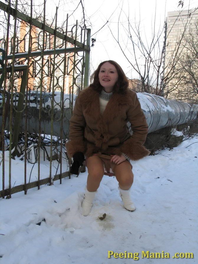 Daring chick pulls down her pantyhose and does a piss in wintertime #76571792