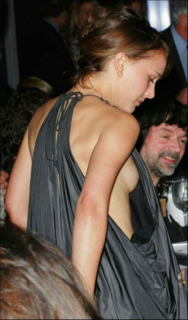 L'actrice célèbre Natalie Portman montre ses jambes soyeuses et son joli cul.
 #75414802
