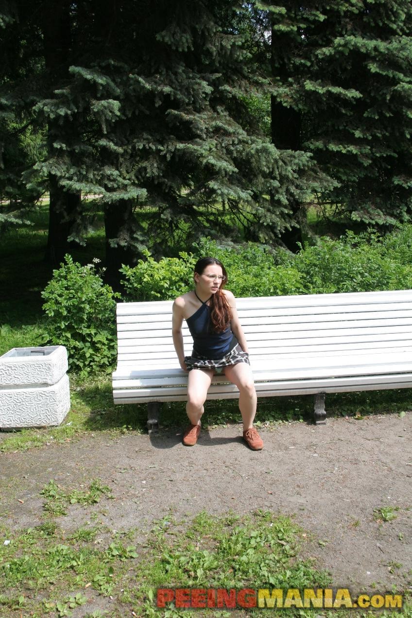 Le banc du parc pissé par une minette aux seins azur timidement
 #76518552