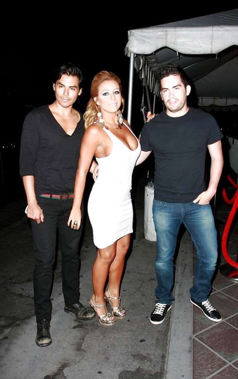 Aubrey o'day selfshoting in rotem BH und sehr langbeinig in weißem Mini-Rock
 #75291602