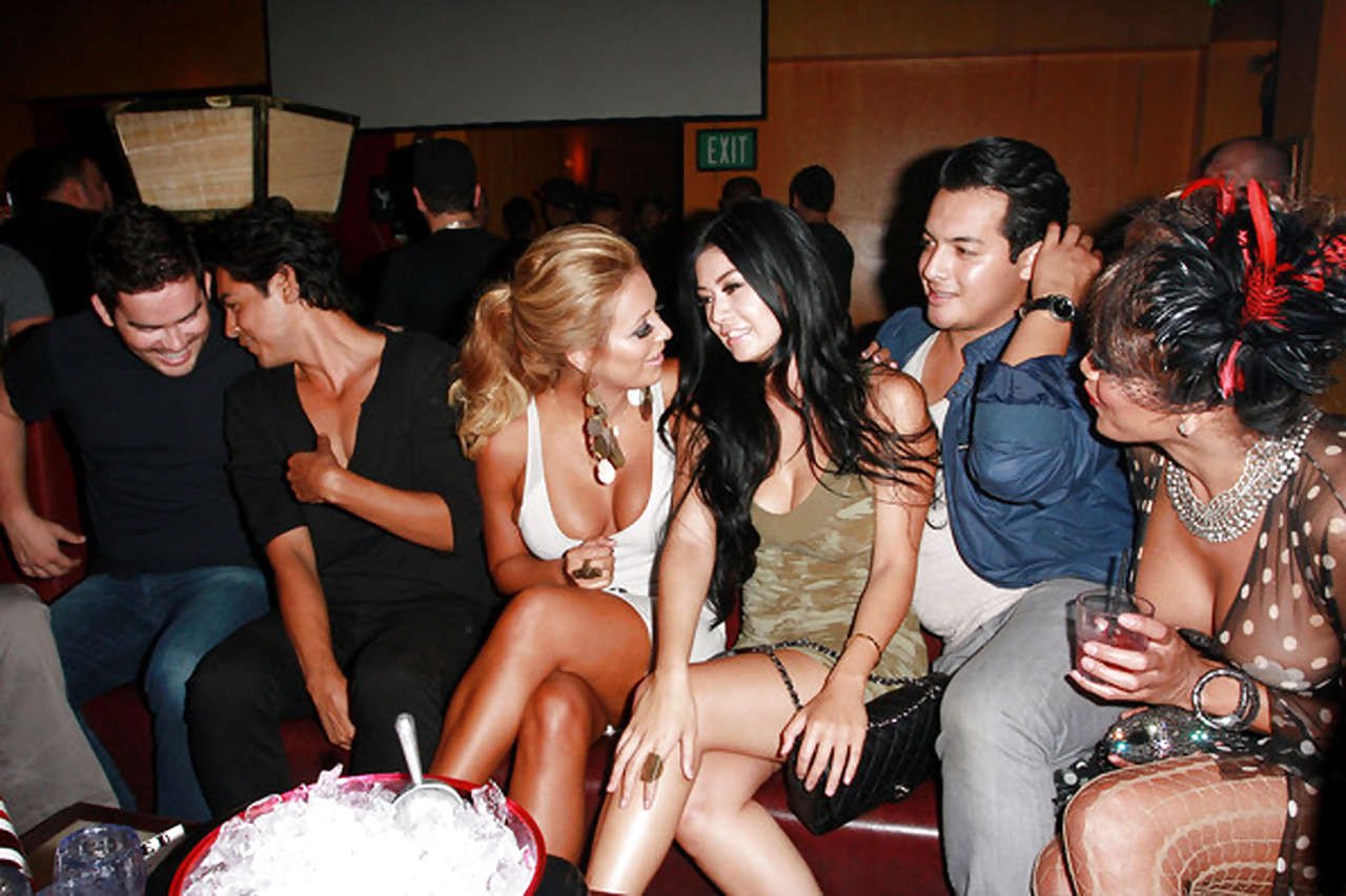 Aubrey o'day selfshoting in rotem BH und sehr langbeinig in weißem Mini-Rock
 #75291632