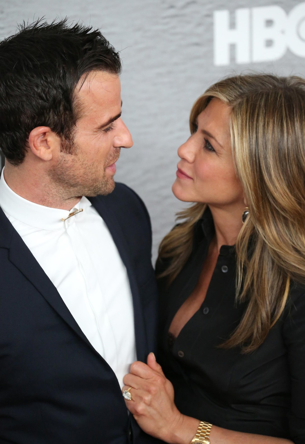 Jennifer aniston cleavy und BH Blick auf die Leftovers Premiere in nyc
 #75193017