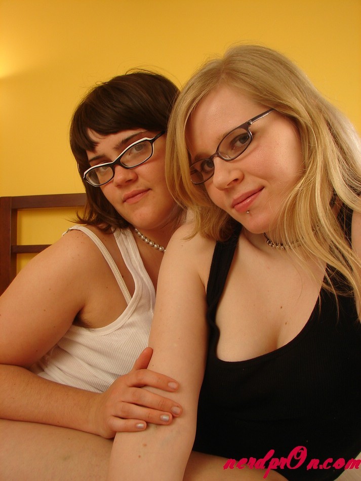 Ragazze lesbiche nerd in occhiali
 #73771426