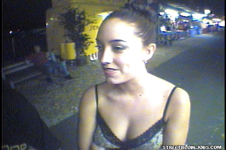 Une jolie fille maigre suce une bite dans le pot du porto
 #74563633