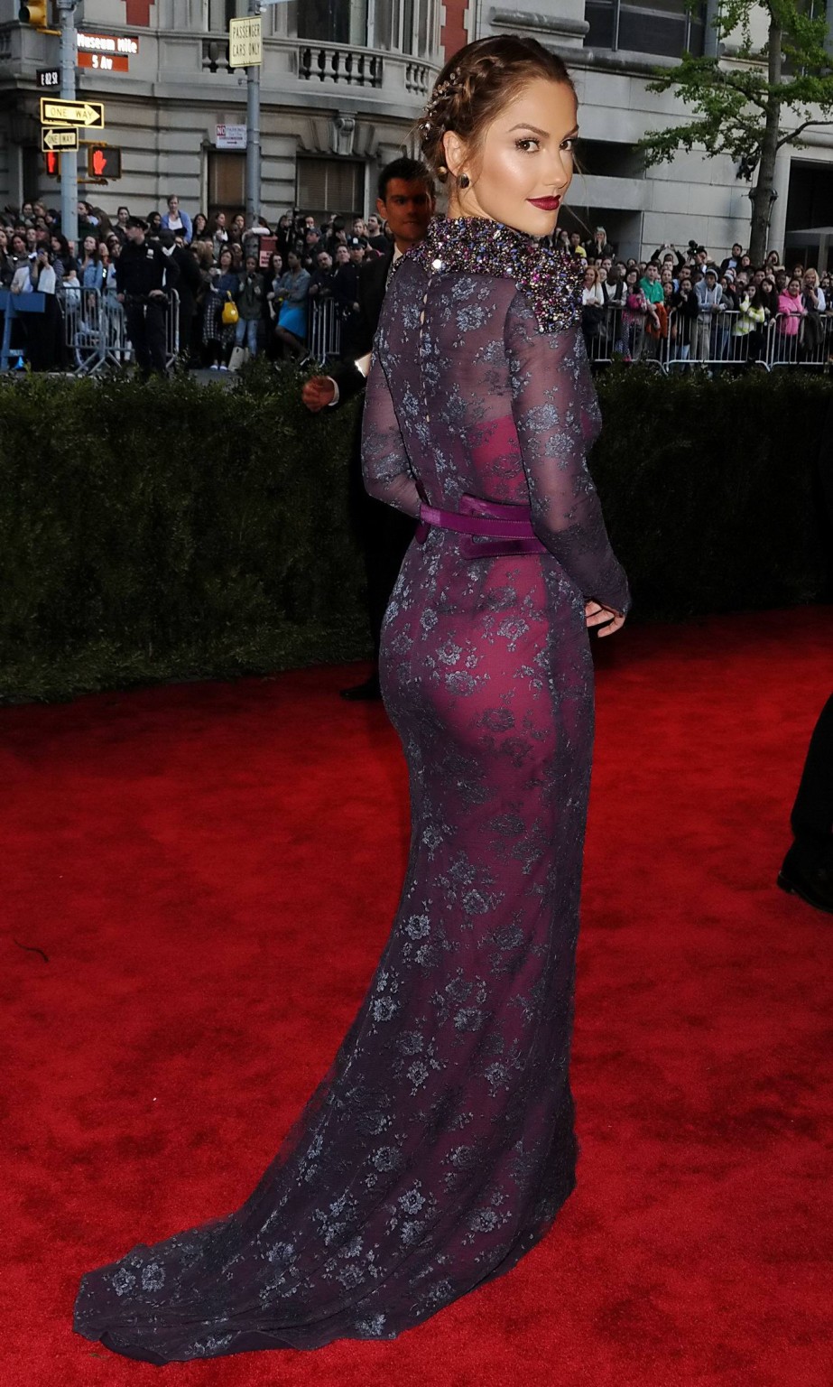 Minka kelly con un precioso maxi vestido morado transparente en la gala met 2013 en t
 #75233046