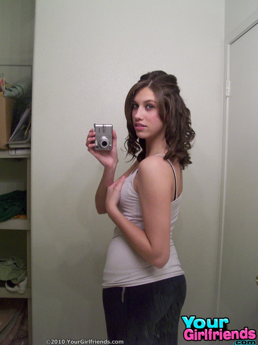 Une copine jeune sort l'appareil photo du miroir de la salle de bain pour un self-miroir sexy.
 #67180169