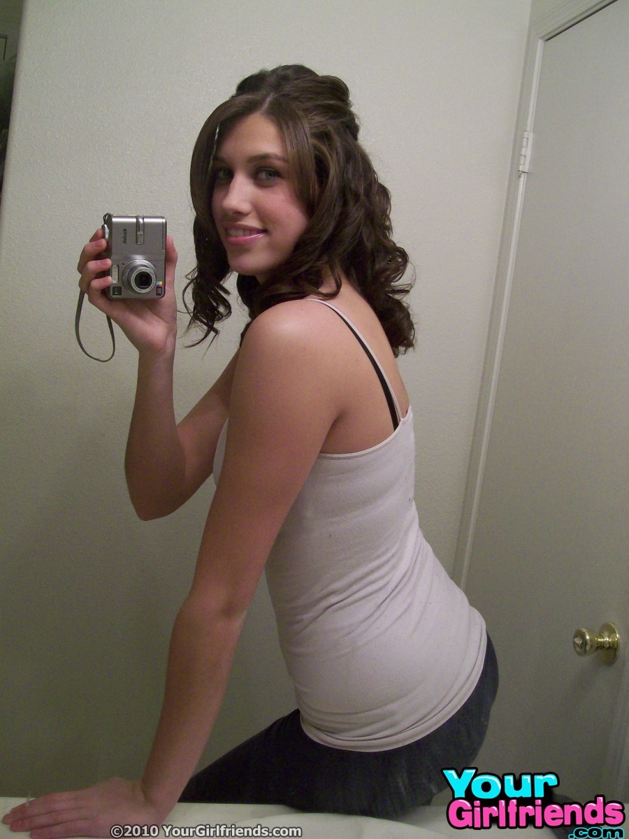 Une copine jeune sort l'appareil photo du miroir de la salle de bain pour un self-miroir sexy.
 #67180179