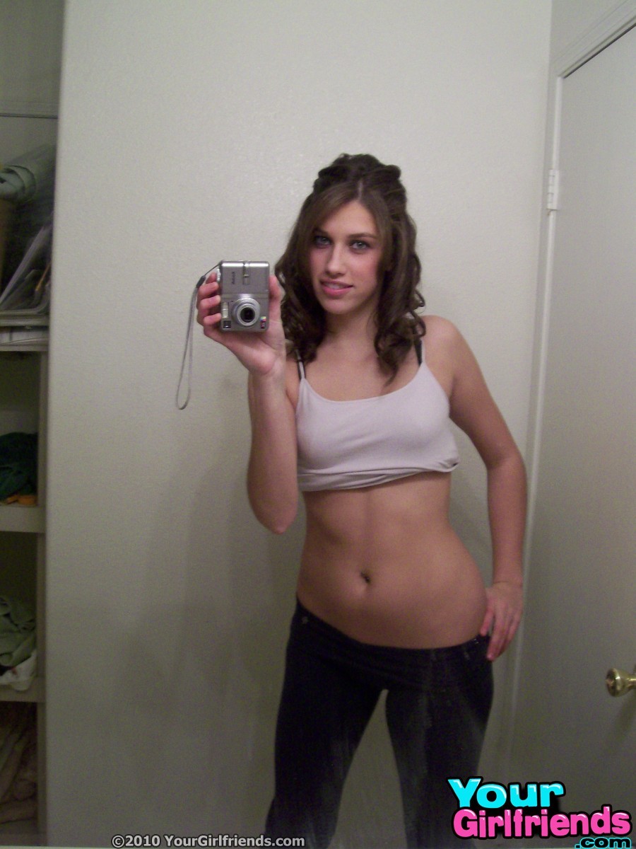 Une copine jeune sort l'appareil photo du miroir de la salle de bain pour un self-miroir sexy.
 #67180213