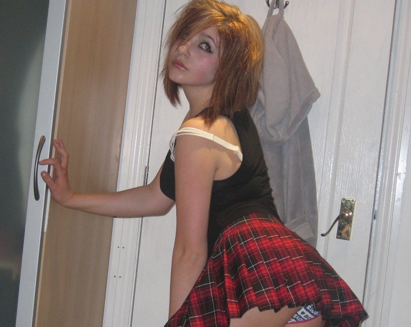 Fotos von einem Gothic-Babe, das in ihrem Zimmer posiert
 #68360234