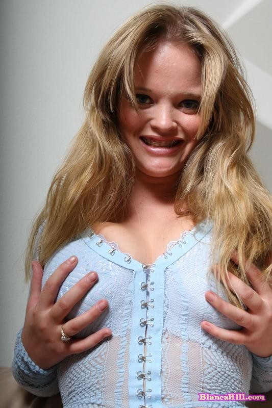 Bianca Hill est une jeune blonde potelée et sexy qui se déshabille complètement.
 #71863486