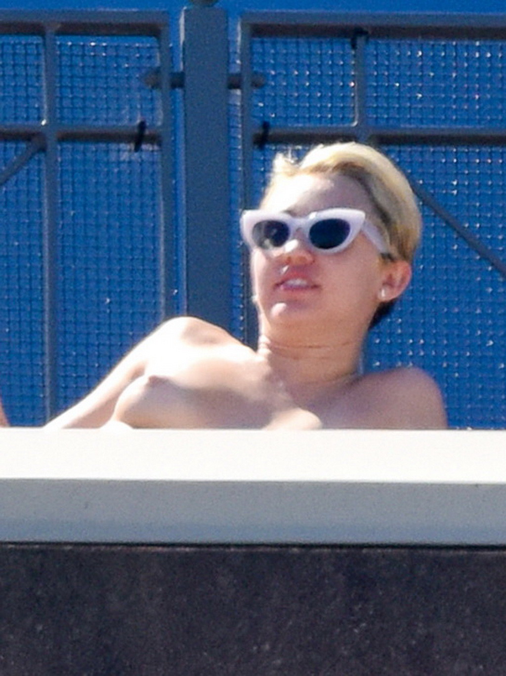 Miley cyrus bronzant seins nus sur le balcon d'un hôtel à sydney
 #75183706